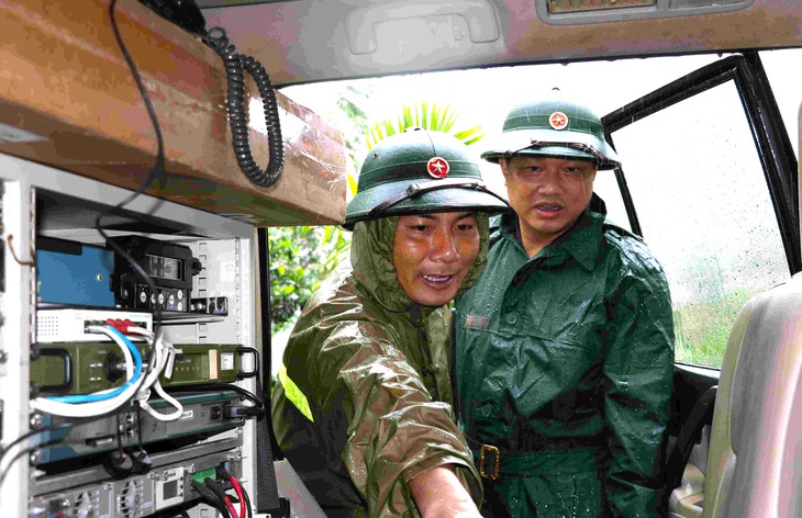 Bộ đội thông tin dầm mưa nối liên lạc từ vùng sạt lở Trà Leng - Ảnh 6.