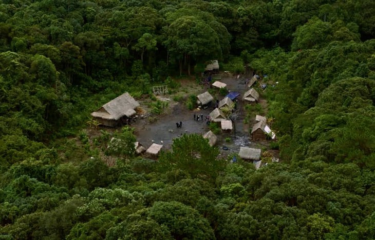 Phim kinh dị Việt 'chơi lớn', dựng nguyên ngôi làng giữa rừng làm bối cảnh - Ảnh 1.