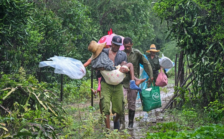Hàng trăm tấn viện trợ nhân đạo đổ về Cuba sau bão Melissa, Mỹ tuyên bố sẵn sàng hỗ trợ - Ảnh 2.