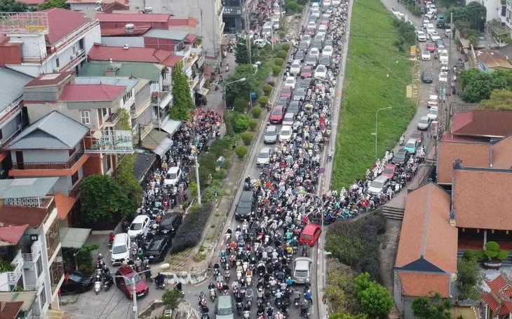 Hà Nội rào chắn một phần mặt đường Võ Nguyên Giáp gần 3 tháng để thi công, sửa chữa - Ảnh 2.