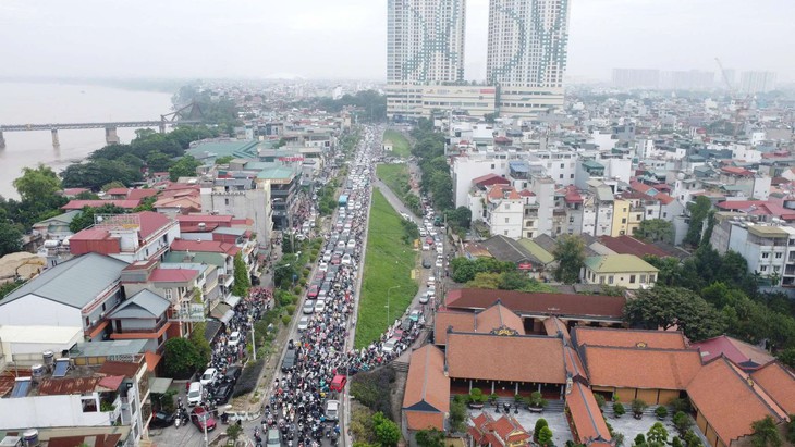 Cấm cầu Long Biên không thông báo khiến giao thông hỗn loạn, Hà Nội yêu cầu tháo rào chắn - Ảnh 1.
