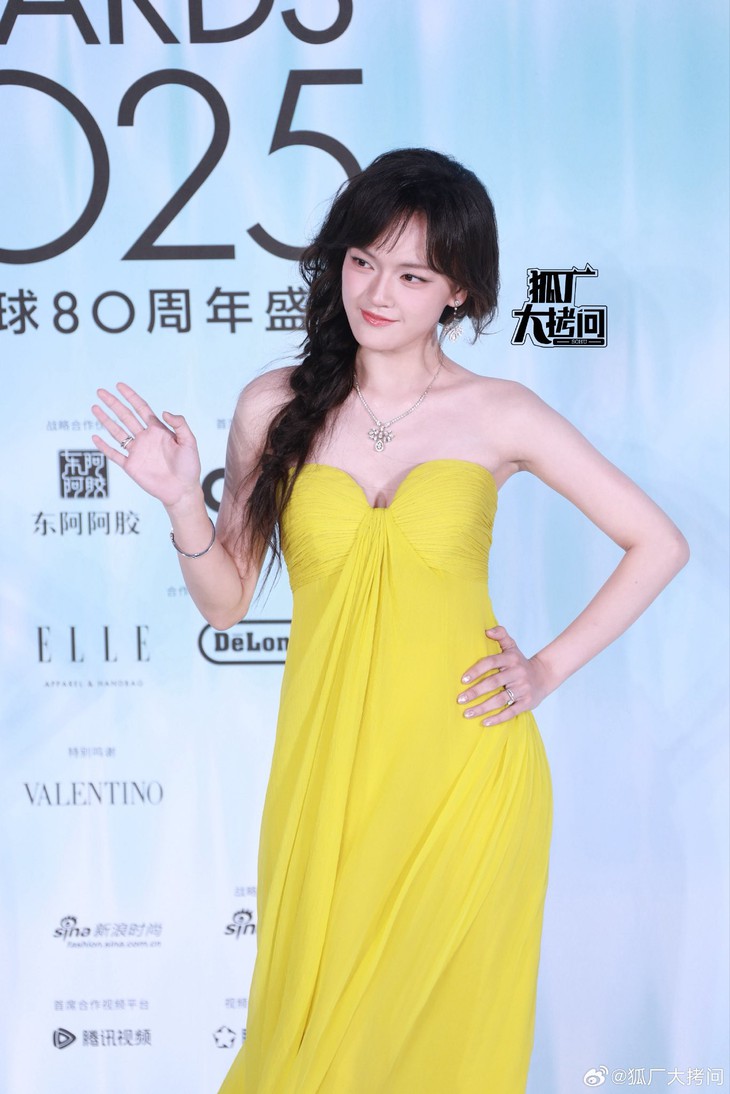 MC bị chỉ trích thiếu lịch sự vì trêu chọc Chung Sở Hy 'giành vị trí trung tâm' - Ảnh 8. Chung Sở Hy - Ảnh 7.