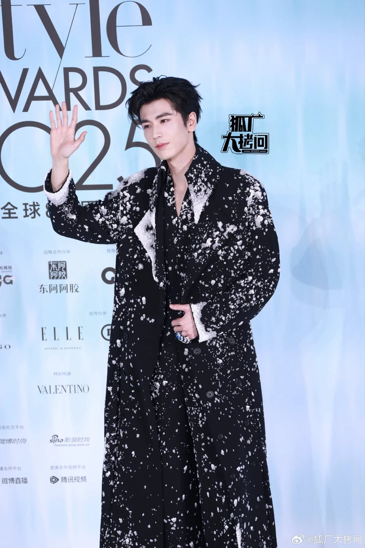 MC bị chỉ trích thiếu lịch sự vì trêu chọc Chung Sở Hy 'giành vị trí trung tâm' - Ảnh 11. Chung Sở Hy - Ảnh 10.