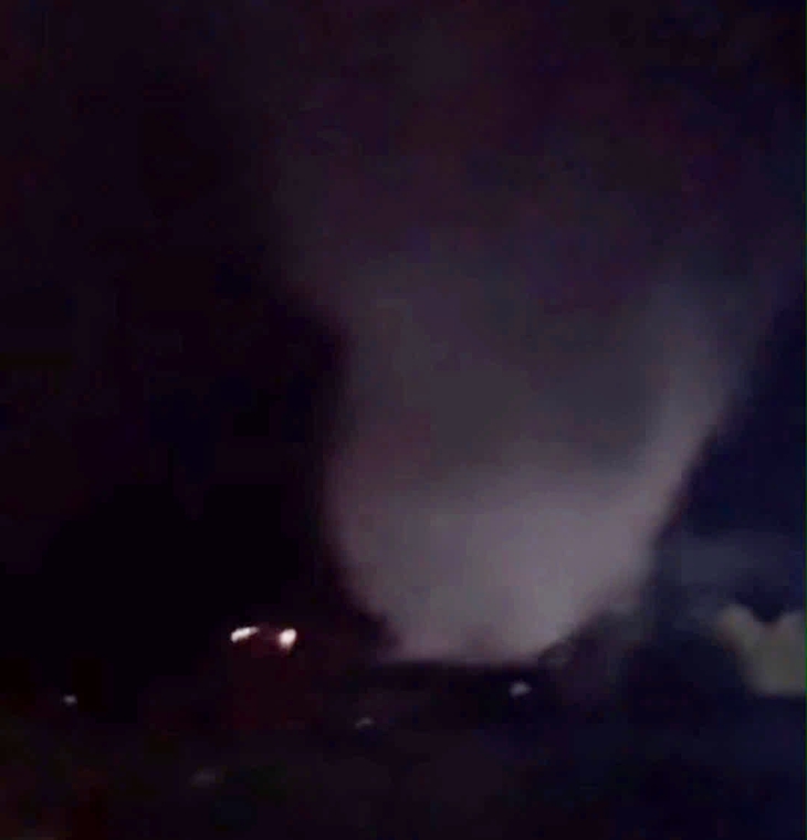 Cận cảnh lốc xoáy làm thiệt hại nhiều tài sản của người dân Cà Mau- Ảnh 1. LỐC XOÁY - Ảnh 1.