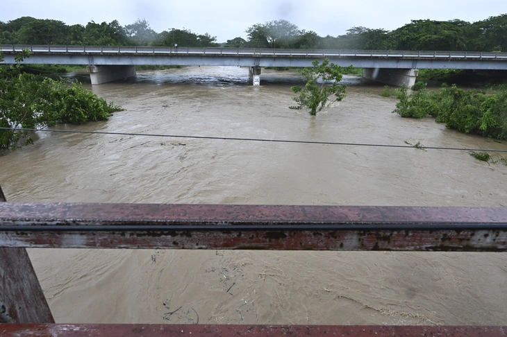 'Cơn bão thế kỷ' Melissa quần thảo Jamaica, tiến về Cuba - Ảnh 2. bão Melissa - Ảnh 2.