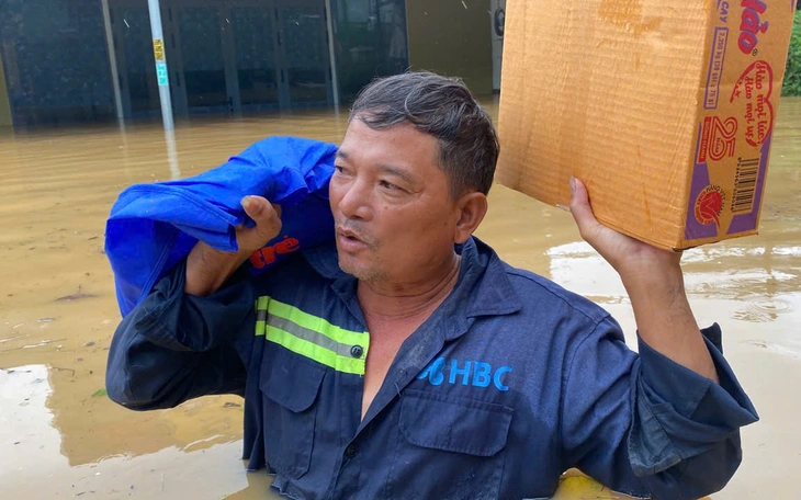 Giữa mưa lũ, người dân Đà Nẵng phát hiện xác cá ông trôi dạt vào bờ - Ảnh 8.