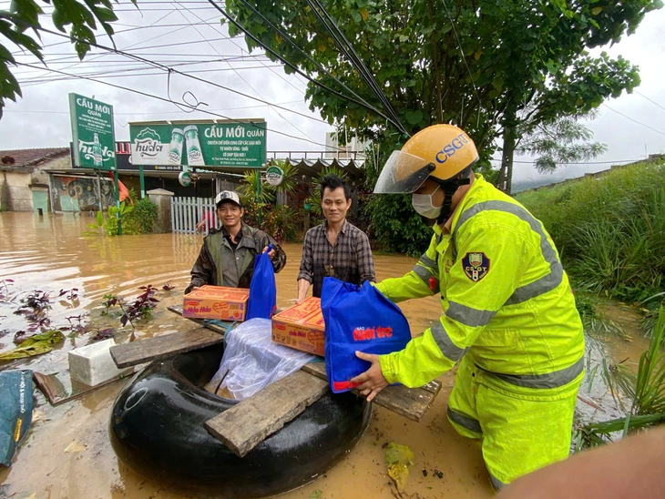 Quà cứu trợ khẩn cấp của bạn đọc Tuổi Trẻ đến tay người dân ‘rốn ngập’ Đà Nẵng - Ảnh 2.