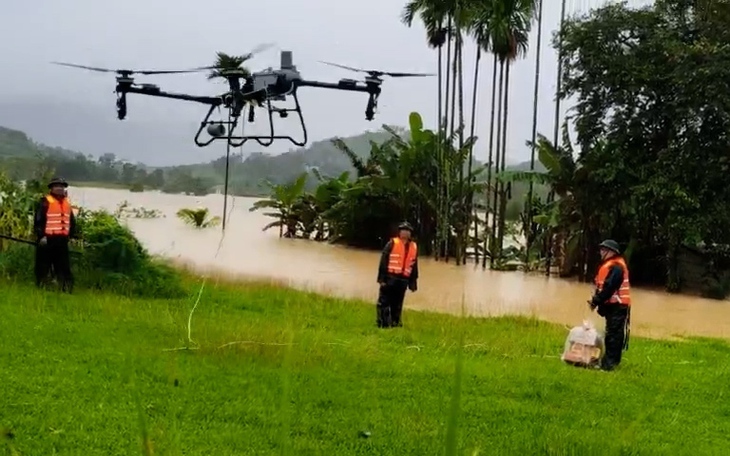 Xót xa cảnh thầy cô giáo vùng rốn lũ Đà Nẵng cọ rửa từng lớp bùn tìm lại đồ dùng cho học sinh - Ảnh 2.