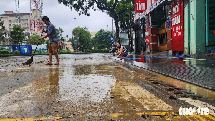 Lũ rút nhưng Đại Nội Huế nhiều nơi vẫn ngập hơn 1m - Ảnh 1.