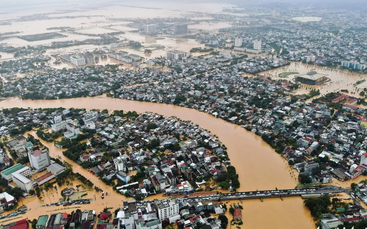 Chạy đua cứu hộ ở rốn lũ miền Trung - Ảnh 4.