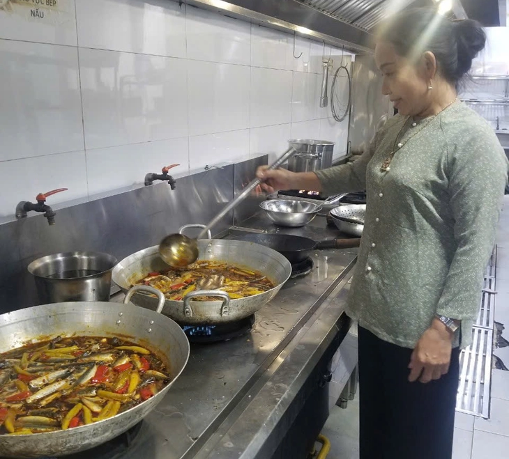 Nồi cá nục kho kiểu Huế, ăn 'cơm với cá như mạ với con' - Ảnh 5. Nồi cá nục kho kiểu Huế, ăn 'cơm với cá như mạ với con' - Ảnh 3.