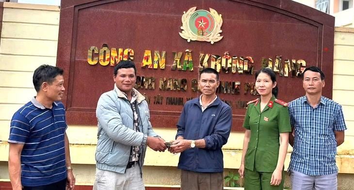 Trả nhầm hơn 110 triệu đồng, công an xã giúp tìm lại sau 30 phút- Ảnh 1. Trả nhầm hơn 110 triệu đồng, công an xã giúp tìm lại sau 30 phút - Ảnh 1.