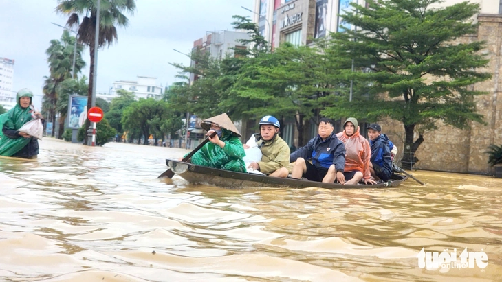 Mưa một ngày ở Huế lên tới 1.739mm, chỉ kém mưa kỷ lục thế giới 86mm - Ảnh 2. kỷ lục - Ảnh 2.