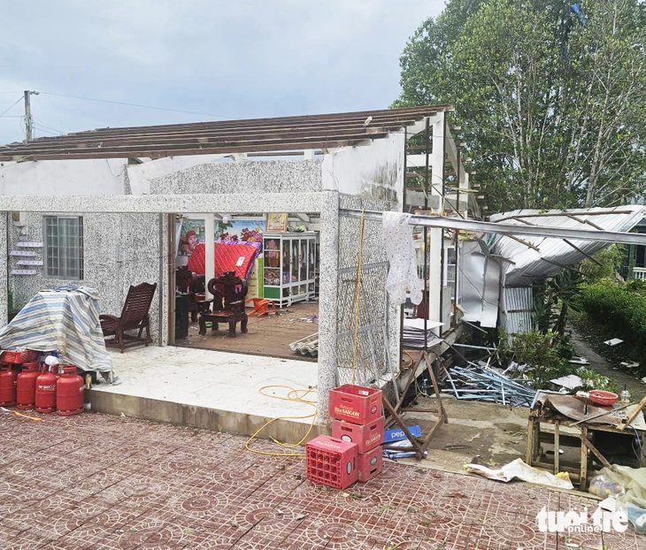 Cận cảnh lốc xoáy làm thiệt hại nhiều tài sản của người dân Cà Mau- Ảnh 2. Lốc xoáy trong đêm làm sập nhà ở Cà Mau, thiệt hại cả tỉ đồng - Ảnh 2.