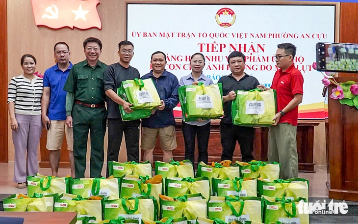 Báo Tuổi Trẻ cùng bạn đọc cứu trợ khẩn cấp bà con vùng rốn lũ Miền Trung - Ảnh 2. cứu trợ - Ảnh 2.