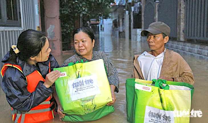 Báo Tuổi Trẻ cứu trợ khẩn cấp bà con vùng rốn lũ - Ảnh 1. cứu trợ - Ảnh 1.