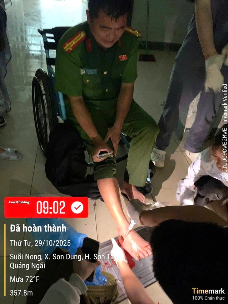 Trưởng công an xã ở Quảng Ngãi bị thanh gỗ đâm xuyên bàn chân khi giúp dân chống lũ - Ảnh 1.