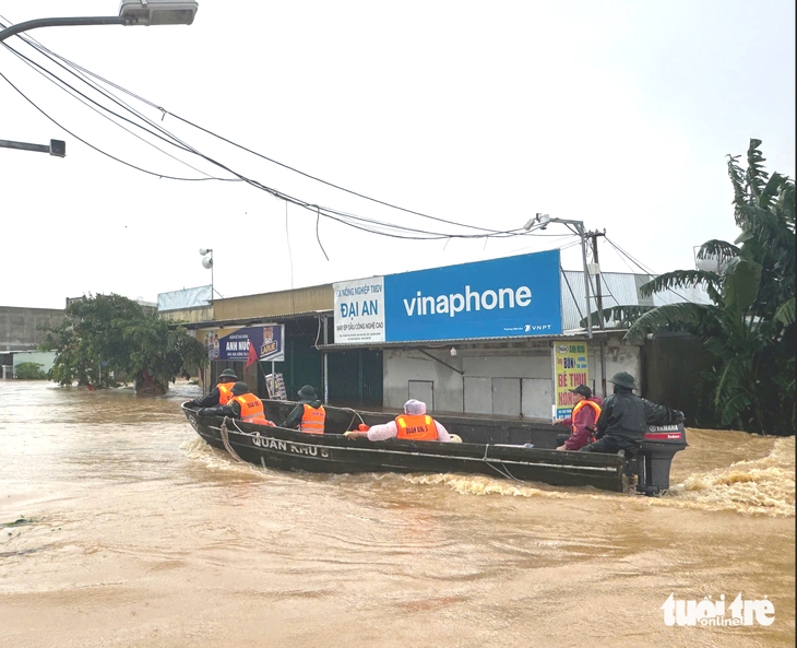 NÓNG: Nước sông Thu Bồn tại Hội An có thể vượt mức lũ lịch sử năm Thìn 1964 trong đêm nay - Ảnh 1.