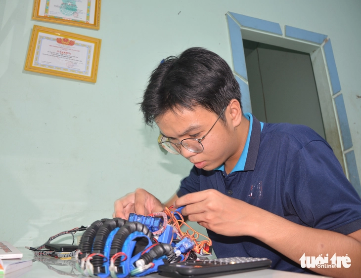 Con mẹ Út 'vé số' đậu ĐH Kinh tế TP.HCM, đoạt giải nhất sáng tạo tỉnh - Ảnh 4.