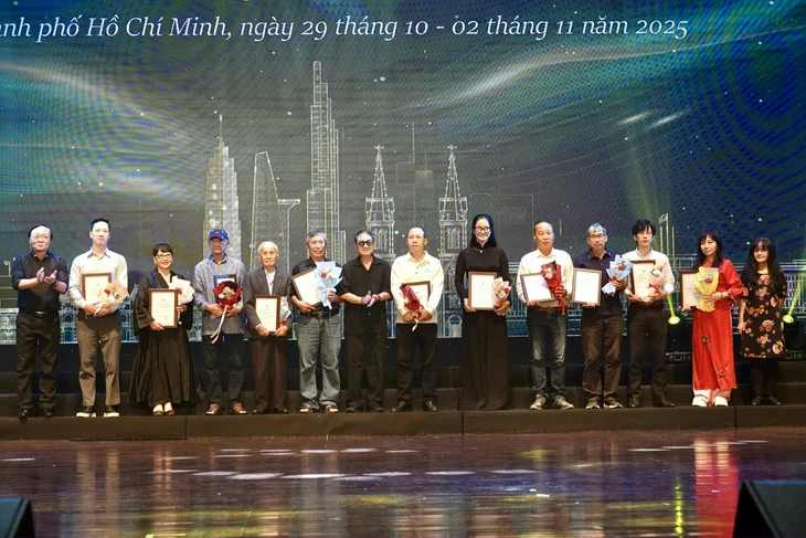 'Nhớ mùa thu Hà Nội' của Trịnh Công Sơn là một trong 50 ca khúc tiêu biểu 50 năm qua - Ảnh 2. 'Nhớ mùa thu Hà Nội' của Trịnh Công Sơn là một trong 50 ca khúc tiêu biểu 50 năm qua - Ảnh 2.