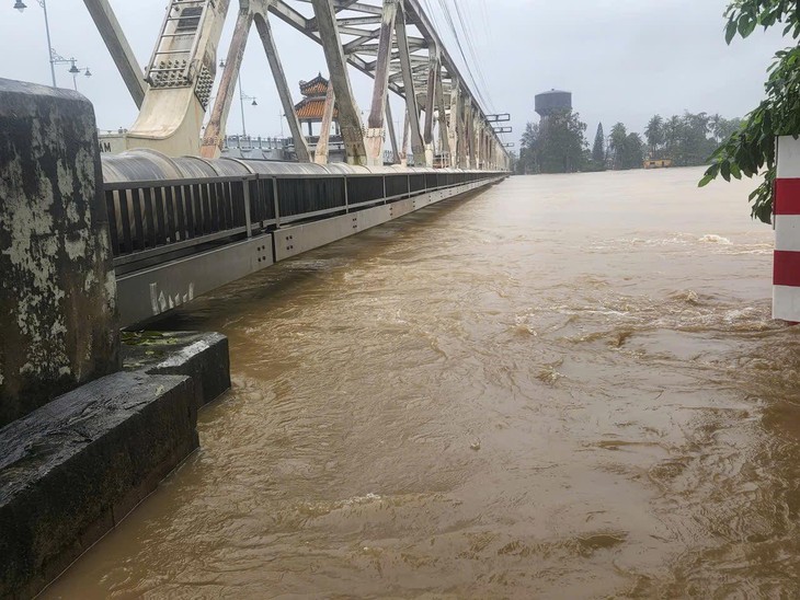Nước lũ lại dâng, đưa 2 đoàn tàu chở đá 1.100 tấn chống trôi cầu đường sắt trăm tuổi - Ảnh 3.