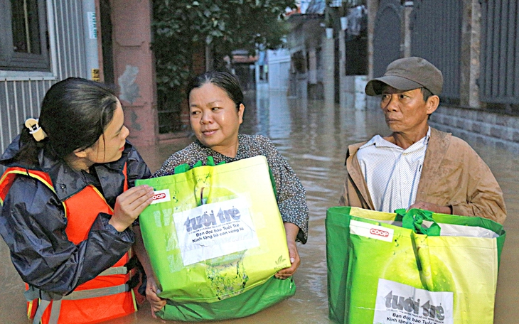 Xuồng đầy ắp quà Tuổi Trẻ đến vùng rốn lũ: “Bà con biết ơn lắm” - Ảnh 13.