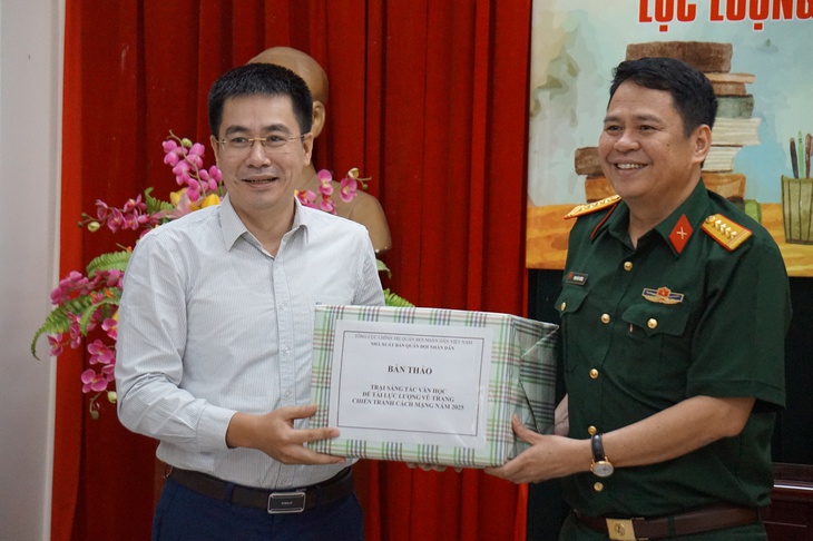 Văn chương còn nợ những người lính đã ngã xuống - Ảnh 2.