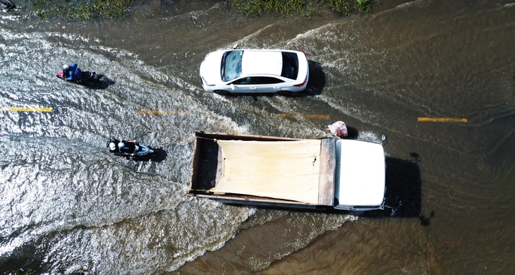 Lấy xi măng đi vá quốc lộ 1 ở Cà Mau- Ảnh 4. QUỐC LỘ - Ảnh 4.