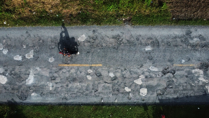 Lấy xi măng đi vá quốc lộ 1 ở Cà Mau- Ảnh 1. Lạ lùng lấy xi măng đi vá... quốc lộ 1 ở Cà Mau - Ảnh 1.