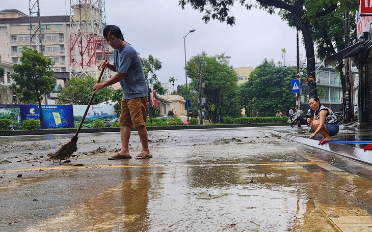 Chạy đua cứu hộ ở rốn lũ miền Trung - Ảnh 5.