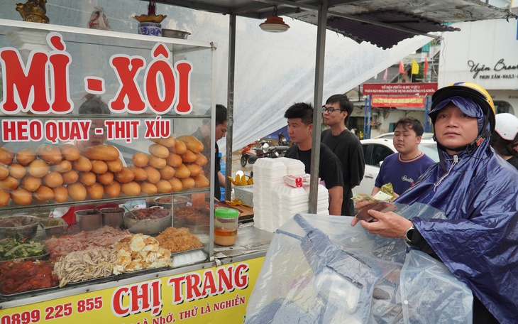 Tìm thấy thi thể của cháu bé bị lũ cuốn ở Huế - Ảnh 2.