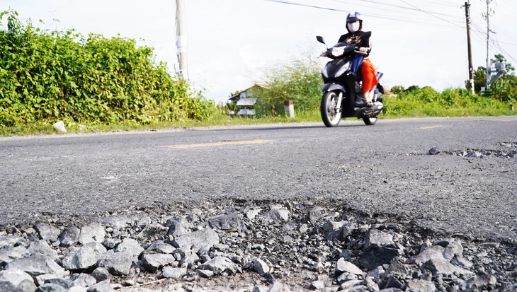 Lấy xi măng đi vá quốc lộ 1 ở Cà Mau- Ảnh 2. QUỐC LỘ - Ảnh 2.