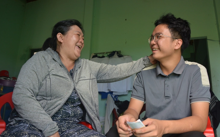 Cha qua đời đau thương trên biển, mẹ mất vì bệnh tim, chú bé khổ đau nay đã vào đại học ngành AI - Ảnh 5.