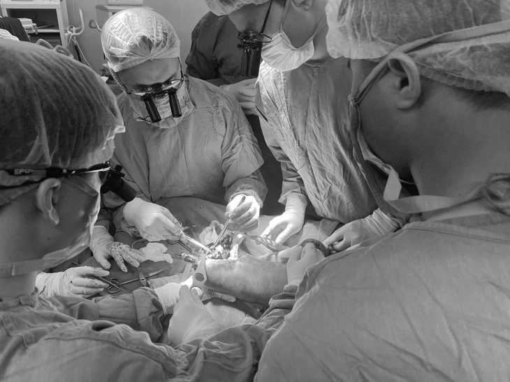 Đã nối lại chân cho cô gái trong vụ tai nạn với mô tô phân khối lớn ở Hà Nội - Ảnh 1. tai nạn - Ảnh 1.