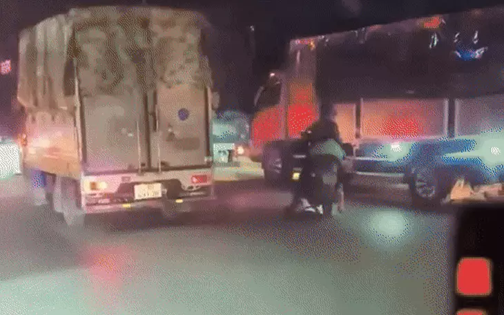 Xe container chở hàng chuyển phát nhanh bốc cháy trên quốc lộ 1- Ảnh 2.