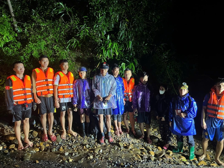 Giải cứu 6 người bị mắc kẹt hai ngày giữa rừng tràm trong lũ lớn - Ảnh 1.