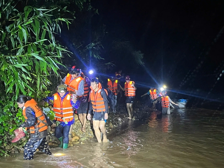 Giải cứu 6 người bị mắc kẹt hai ngày giữa rừng tràm trong lũ lớn - Ảnh 2.