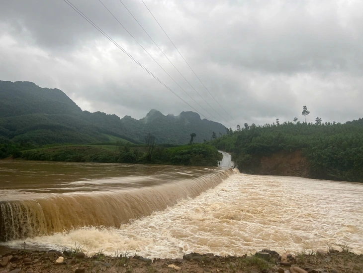 Giải cứu 6 người bị mắc kẹt hai ngày giữa rừng tràm trong lũ lớn - Ảnh 3.