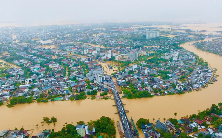 Mưa vừa tạnh, người dân Huế đổ xô đi mua thuốc, bánh mì - Ảnh 1.