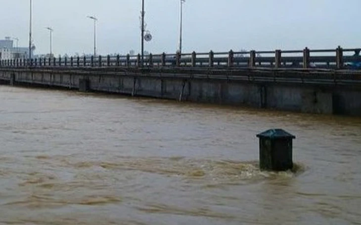 Dùng bao cát chặn kênh Sông Đào, ngăn nước từ sông Trà Khúc tràn vào đô thị Quảng Ngãi - Ảnh 6.