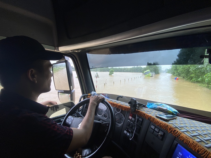 Dân vùng rốn lũ Đà Nẵng kiệt sức vì dầm mình ngày thứ 3 trong nước lụt - Ảnh 4.