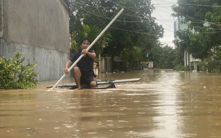 Xe lội nước, xuồng đặc chủng Vùng 3 Hải quân xuống rốn lũ cứu dân vùng cô lập - Ảnh 7.