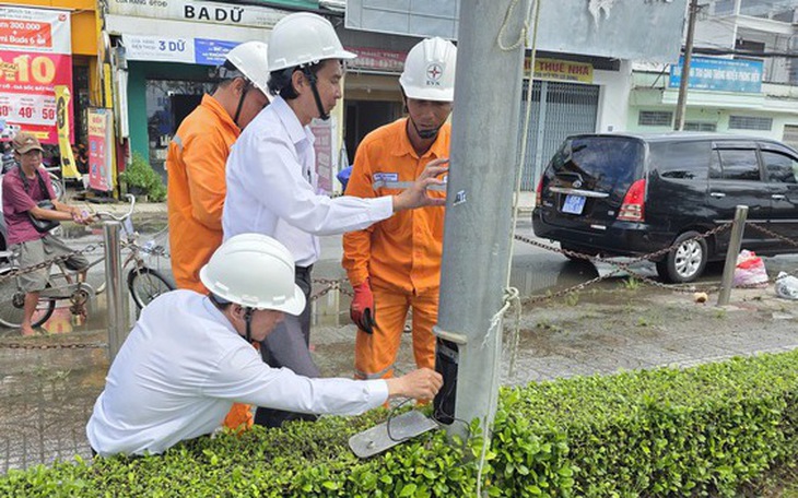Câu điện bán hàng vỉa hè: Nguy hiểm cháy nổ, điện giật chết người rình rập - Ảnh 2.