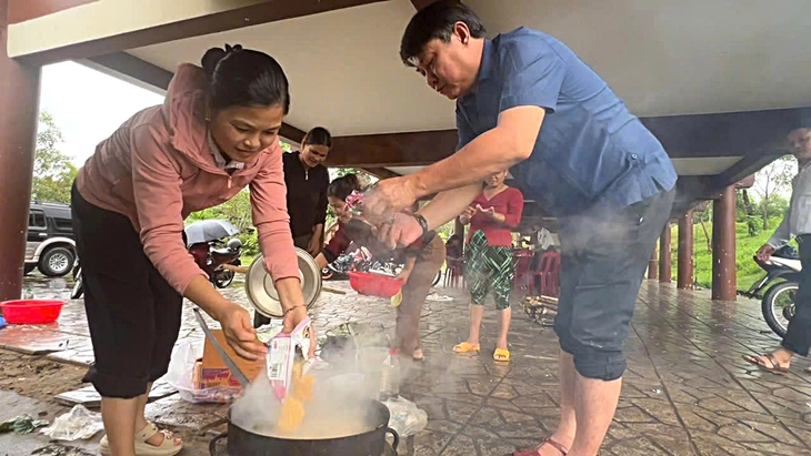 Chạy đua cứu hộ ở rốn lũ miền Trung - Ảnh 3. lũ - Ảnh 3.