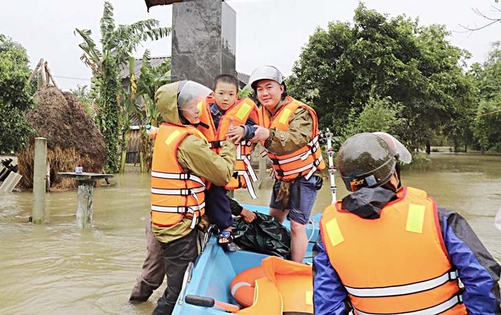 Chạy đua cứu hộ ở rốn lũ miền Trung - Ảnh 4. Chạy đua cứu hộ ở rốn lũ miền Trung - Ảnh 4.