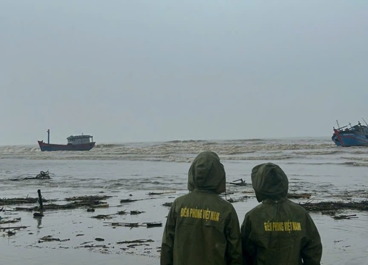 Lũ sông Trà Bồng lên cao, 4 tàu cá bị cuốn trôi ra cửa biển Sa Cần - Ảnh 2.