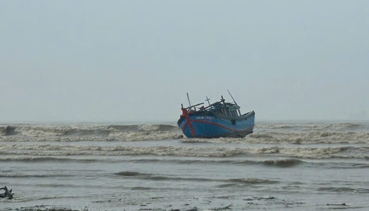Lũ sông Trà Bồng lên cao, 4 tàu cá bị cuốn trôi ra cửa biển Sa Cần - Ảnh 1.