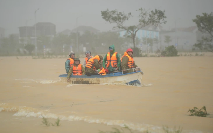 Gần 1.000 người xuyên đêm gia cố bờ kè ở Đà Nẵng - Ảnh 5.