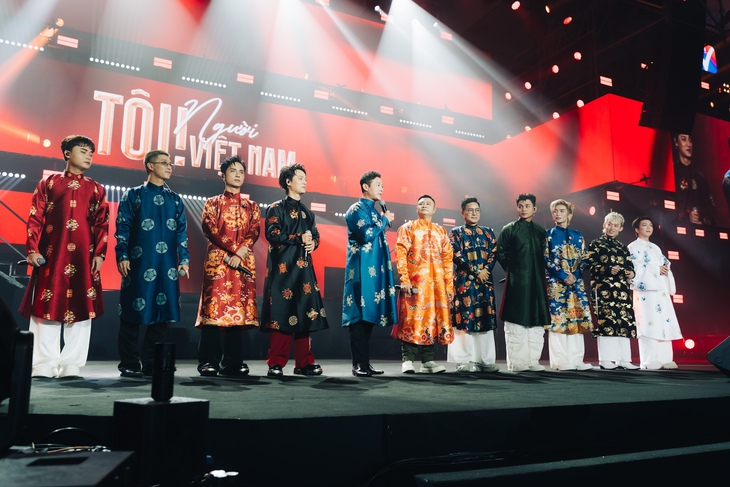 Tự Long và 24 nghệ sĩ Việt quyên tiền ủng hộ đồng bào vùng bão lũ - Ảnh 1. bão lũ - Ảnh 1.