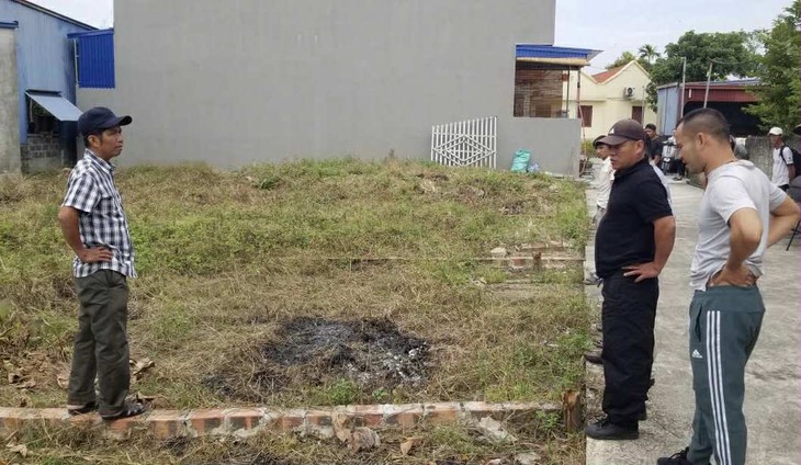 Bị từ chối bán đất, người xây nhầm nhà chi hơn 200 triệu thuê 'thần đèn' di dời - Ảnh 1.